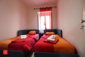 two beds sitting next to each other in a room at Casas da Biquinha in Sintra