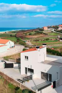 ein weißes Haus mit Meerblick in der Unterkunft AG Casa do Ramon en Playa Razo con patio exterior in A Coruña