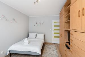 Postel nebo postele na pokoji v ubytování Krowoderskich Zuchów Standard Studio