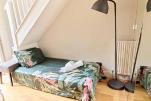 een kamer met een bed en een lamp in een kamer bij Portobello Studio Retreat in Londen