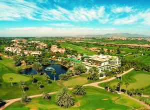 einen Luftblick auf einen Golfplatz mit einem Resort in der Unterkunft Golf Club Rotana Palmeraie in Marrakesch