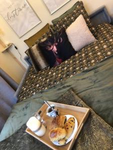 una bandeja de comida sentada en una cama en Tiny house au cœur du marais, en Saint-Omer