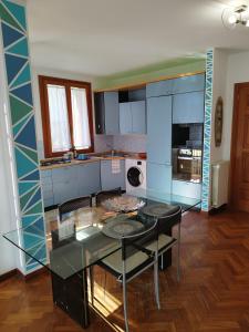 A kitchen or kitchenette at Casa Reali, relax a due passi dal mare