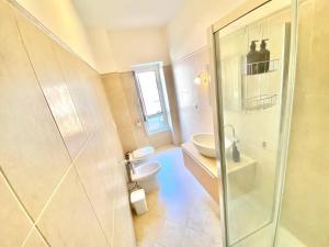 沃蓋拉的住宿－In Coorte di prestigio, nel pieno Centro di Voghera，一间带卫生间和玻璃淋浴间的浴室