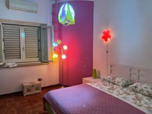 1 dormitorio con cama y ventana con luces en Residence a 150 metri dal mare e dalla scogliera di Pietragrande - Montauro, en Montauro