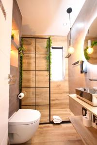 A bathroom at Cuencaloft Ático Encantado Deluxe con Terraza