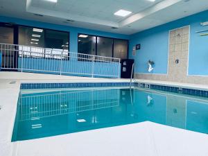 a large swimming pool in a building with blue walls at Comfort Inn & Suites Atlanta-Smyrna in Atlanta
