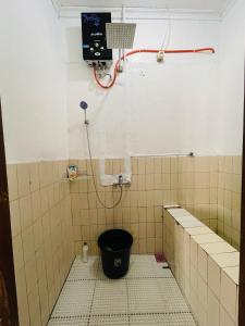 La salle de bains est pourvue d'une douche et d'un seau à l'étage. dans l'établissement Villa Situ Patenggang, à Ciwidey