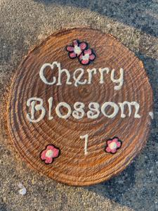 una tapa marrón de alcantarilla con flores en el suelo en Love Nests by The Bell Tower Lodge, en Palidoro