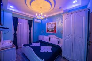 Postel nebo postele na pokoji v ubytování Hotel and Apartments Central City Prishtina