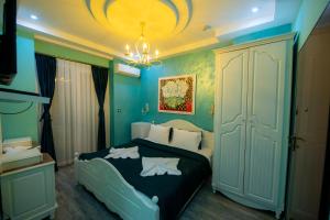 Postel nebo postele na pokoji v ubytování Hotel and Apartments Central City Prishtina