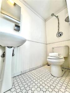 een badkamer met een wastafel en een toilet bij Caretakers Apartment-Split level w/ European Bath in Wolfeboro