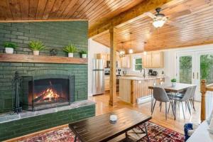 - un salon avec une cheminée dans une maison dans l'établissement Harpers Ferry Cabin w Hot Tub, Huge Deck, Firepit, & WiFi!, à Harpers Ferry