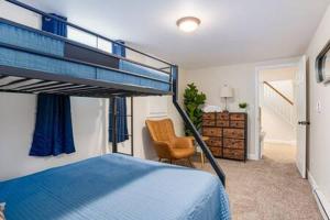 - une chambre avec des lits superposés et une chaise dans l'établissement Harpers Ferry Cabin w Hot Tub, Huge Deck, Firepit, & WiFi!, à Harpers Ferry