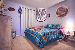 una camera con letto e piumone blu di Harmony House Homestay a Sedona