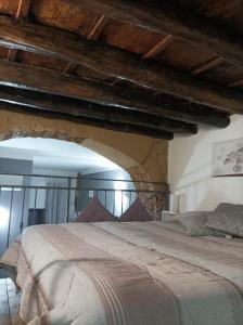 sypialnia z dużym łóżkiem w budynku w obiekcie LA CASETTA DI MARTA ai Quattro Canti di Giusi w mieście Palermo