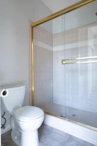 La salle de bains est pourvue de toilettes et d'une douche en verre. dans l'établissement 1BR Suite Overlooking Vineyard, à Plymouth