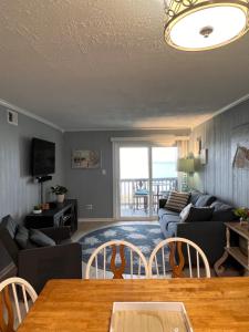 un soggiorno con un divano e un tavolo di Tequila Sunrise a Myrtle Beach