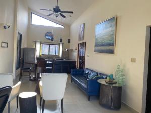 ein Wohnzimmer mit einem blauen Sofa und einem Tisch in der Unterkunft Dulce Refugio, Boquete, Panamá in Boquete