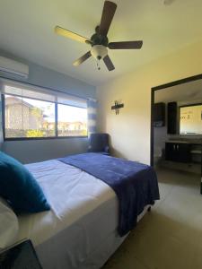 een slaapkamer met een bed en een plafondventilator bij Dulce Refugio, Boquete, Panamá in Boquete