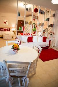 salon z białym stołem i krzesłami w obiekcie B&B Flower House w mieście Fasano