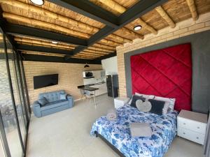 sypialnia z łóżkiem i salon w obiekcie Springfield Eco-Suites Guatapé w mieście Guatapé