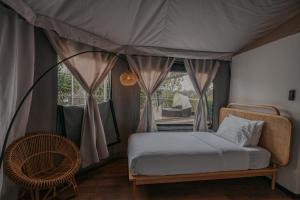 um quarto com uma cama numa tenda em kMah@Parkland em Brinchang