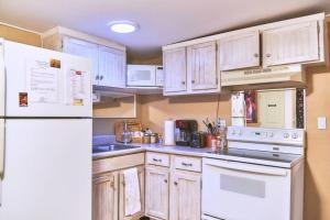 uma cozinha com electrodomésticos brancos e armários de madeira em Harmony House Homestay em Sedona