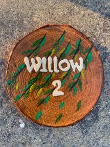 una placa de madera con la palabra Winthrop en él en Love Nests by The Bell Tower Lodge, en Palidoro