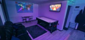 a room with a purple room with a ping pong table at D1 ASP - VIVO Mall - in Floreşti