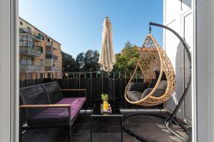 - un balcon avec 2 chaises et une balançoire dans l'établissement Antares Luxury Rooms, à Split