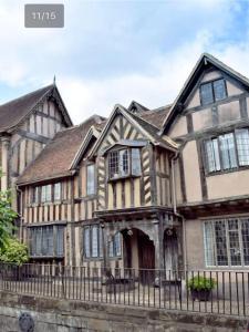 een oud huis met een hek ervoor bij Warwick Centre Townhouse in Warwick