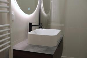 Koupelna v ubytování Appartement mezzanine contemporain hypercentre Caen - chez Jannie + 36 fotografií