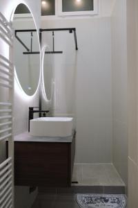 Koupelna v ubytování Appartement mezzanine contemporain hypercentre Caen - chez Jannie