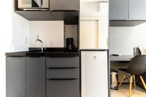 a kitchen with a sink and a refrigerator at Allianz Parque Studio em São Paulo in São Paulo