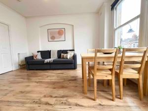 a living room with a table and a couch at 2 Bed- Muswell Hill- City Views! in London