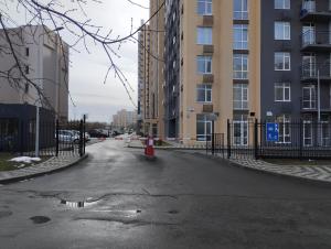 una calle vacía delante de un edificio en Номер-студіо "Міні Феофанія" Заболотного 148, Кришталеві Джерела, лікарня, пораненим воїнам -10", en Kiev