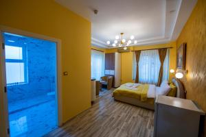 Postel nebo postele na pokoji v ubytování Hotel and Apartments Central City Prishtina