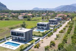 una vista aerea di una casa con piscina di Villa Grand Yaşar-4 a Muğla