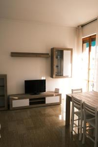 uma sala de estar com uma televisão e uma mesa em Crosa Vacanze by PortofinoVacanze em Santa Margherita Ligure