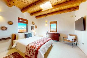 um quarto com uma cama, uma cómoda e uma televisão em Casa de Encanto em El Prado