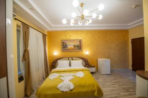 Postel nebo postele na pokoji v ubytování Hotel and Apartments Central City Prishtina
