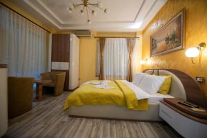 Postel nebo postele na pokoji v ubytování Hotel and Apartments Central City Prishtina