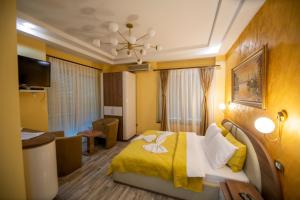 Postel nebo postele na pokoji v ubytování Hotel and Apartments Central City Prishtina