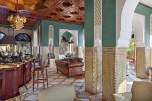 een woonkamer met een bar in een huis bij Golf Club Rotana Palmeraie in Marrakesh