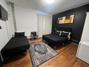 聖地亞哥的住宿－Hotel Bellavista Santiago Suite，客厅配有床和沙发