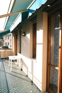 un balcone con panchina sul lato di un edificio di Crosa Vacanze by PortofinoVacanze a Santa Margherita Ligure