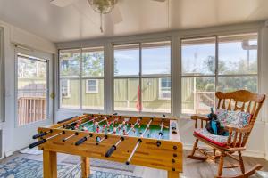 uma sala de jogos com uma mesa e uma cadeira em Pensacola Family Vacation Rental Home with Grill! em Pensacola