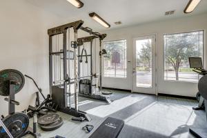 Fitness centrum a/nebo fitness zařízení v ubytování Glendale Getaway with Amenities 3 Mi to Westgate!