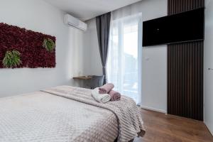 una camera da letto con un letto e due asciugamani di Antares Luxury Rooms a Spalato (Split)